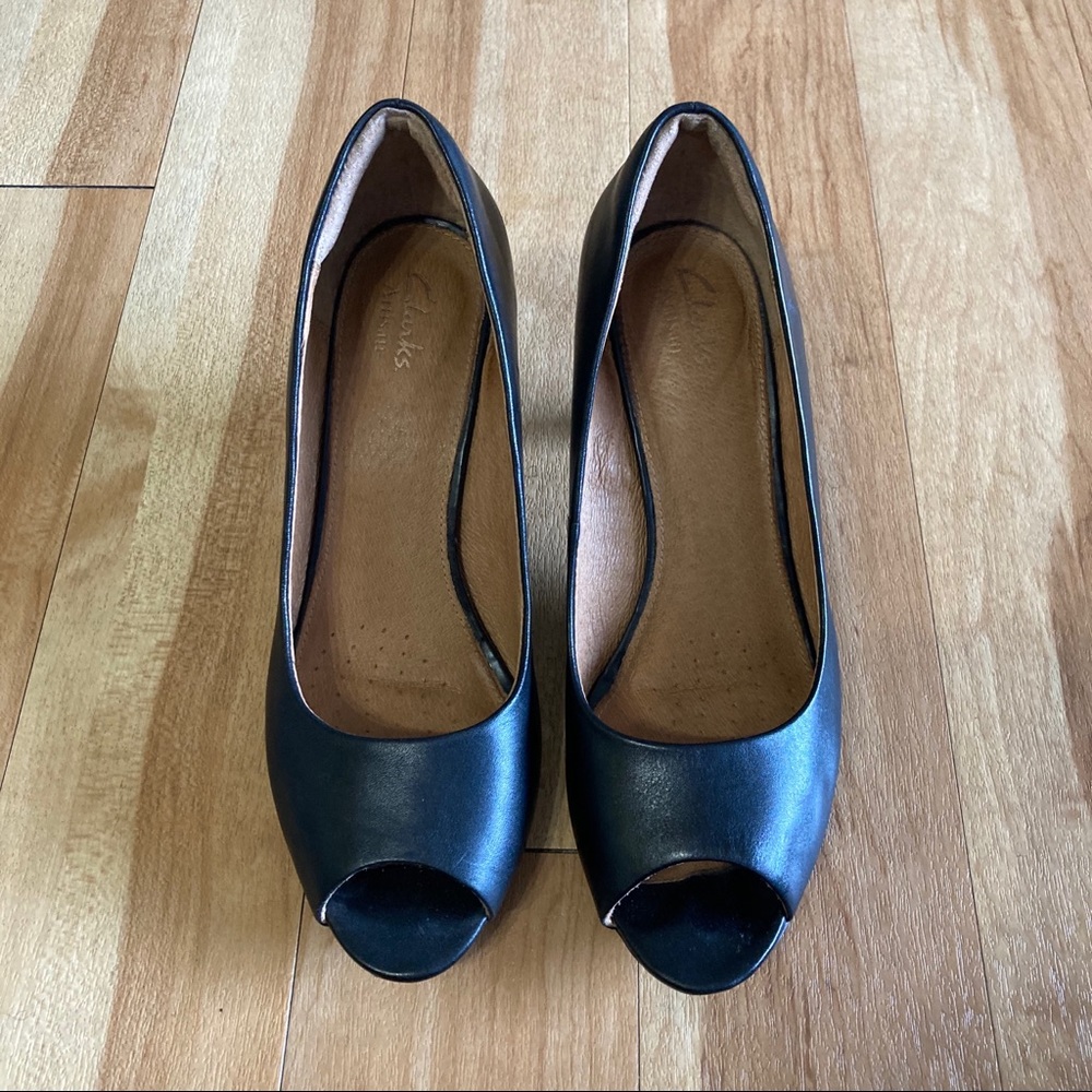 Clarks black peep-toe pumps 7.5W